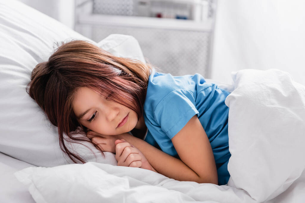 Когда переходить из детской кроватки во взрослую кровать: советы для успешного перехода